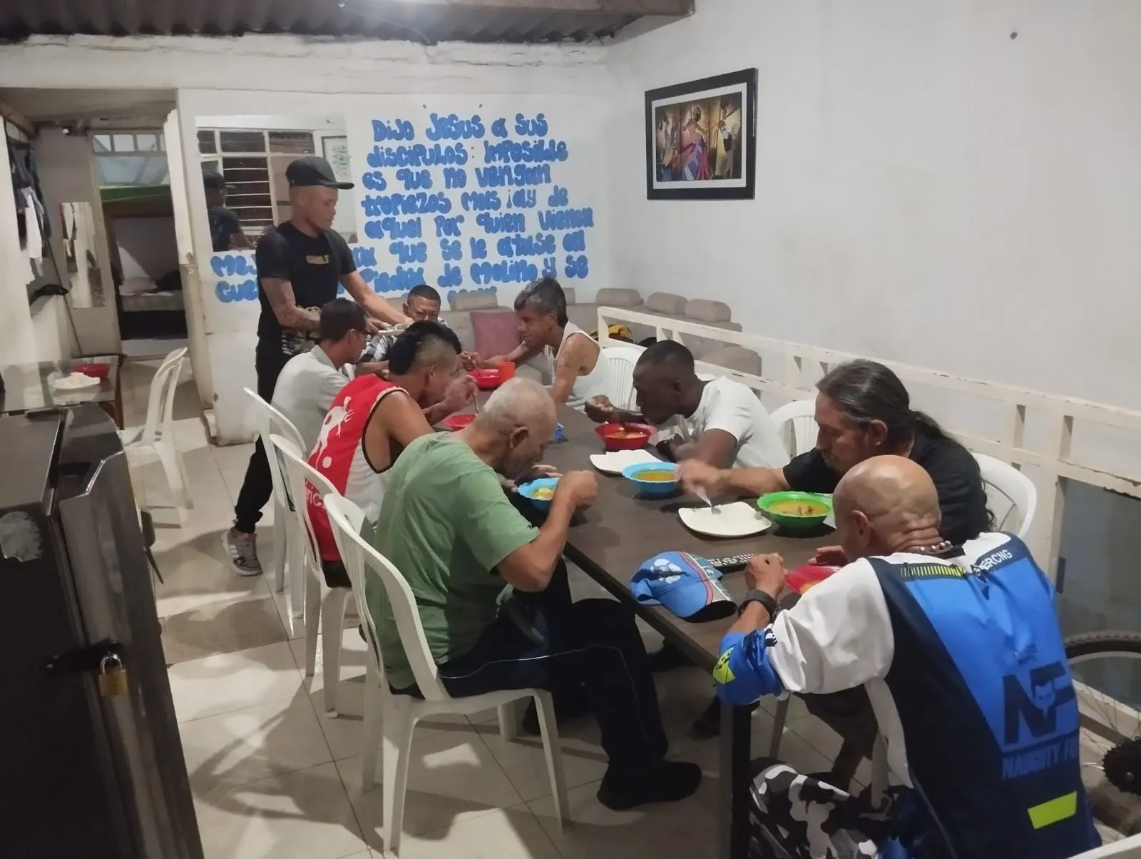Voluntarios de la Fundación Fundiempleo sirviendo la comida comunitaria
