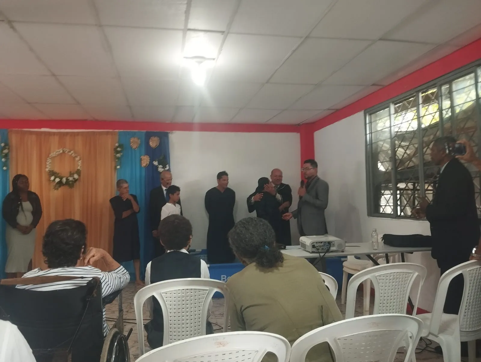 Encuentro comunitario en el salón de la sede