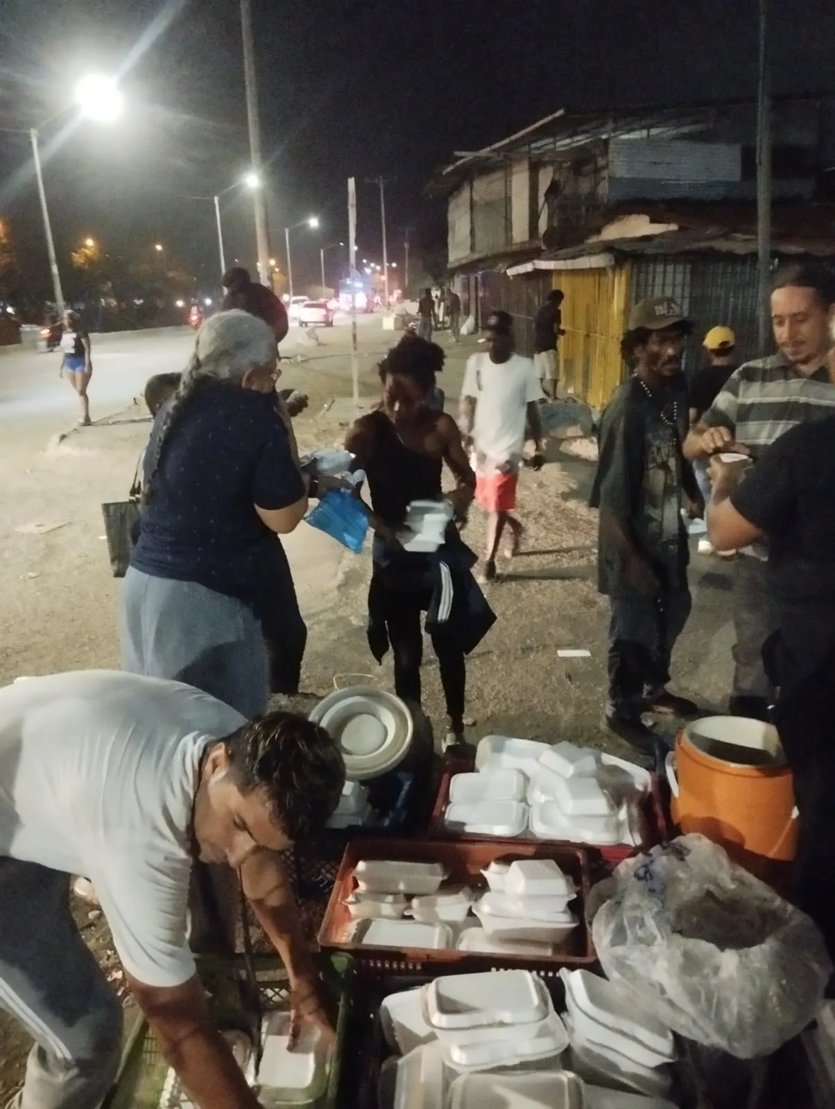 Entrega de alimentos en jornada nocturna en la calle