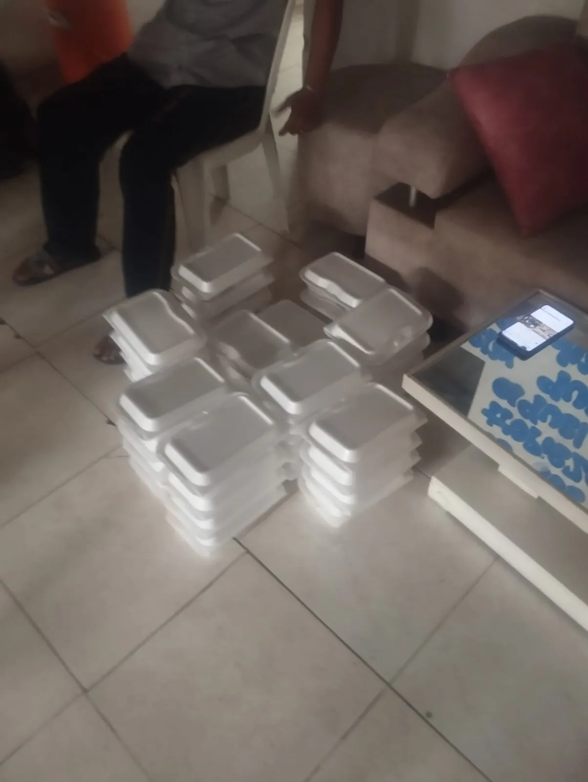 Raciones empacadas y listas para repartir