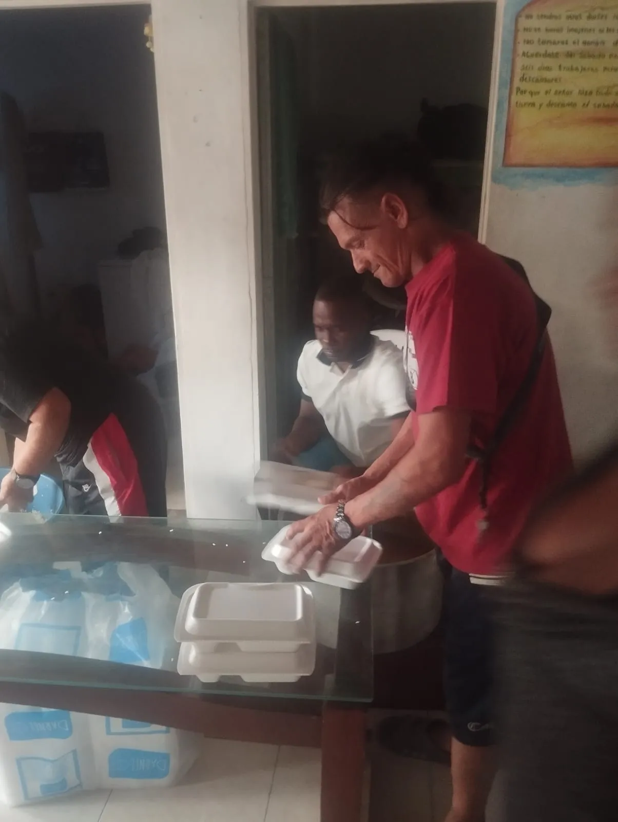 Voluntarios empacando las raciones de comida