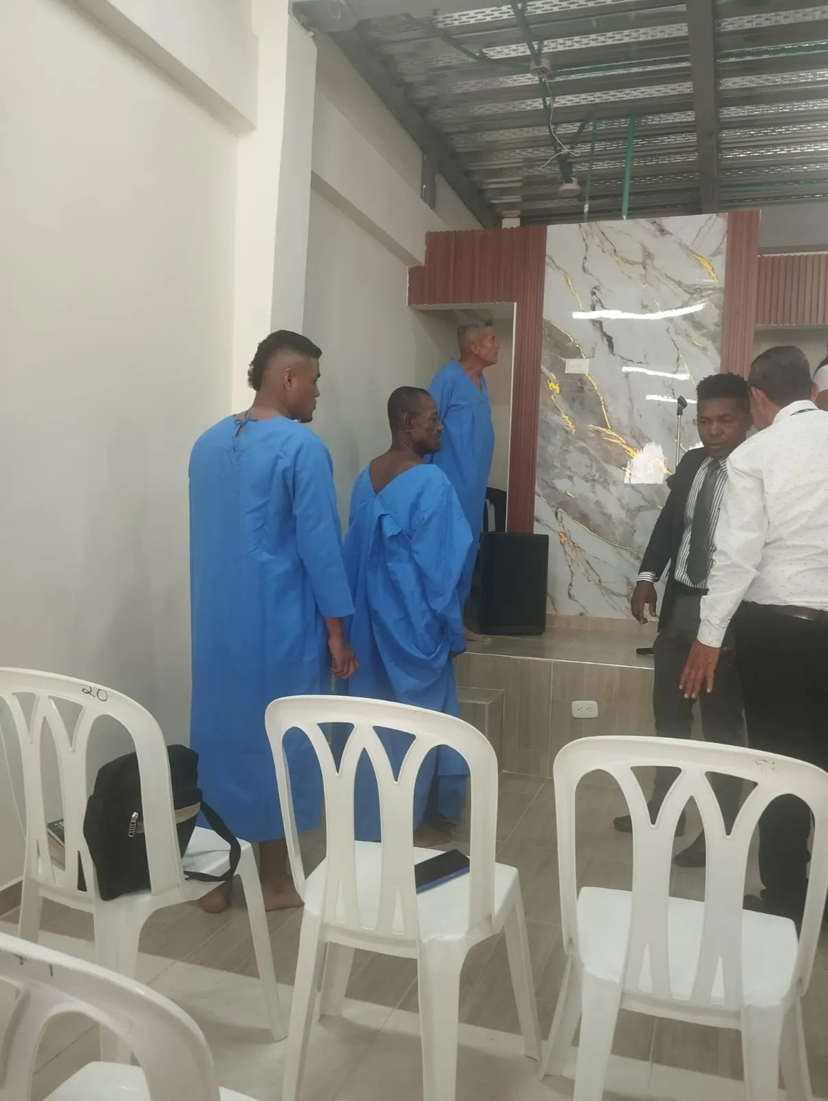 Participantes antes de la ceremonia de bautizo