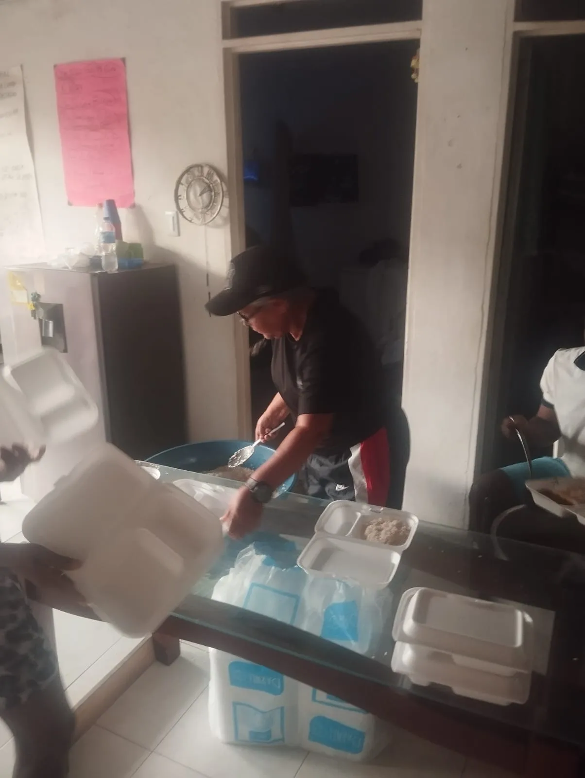 Preparación de alimentos en la cocina de la sede